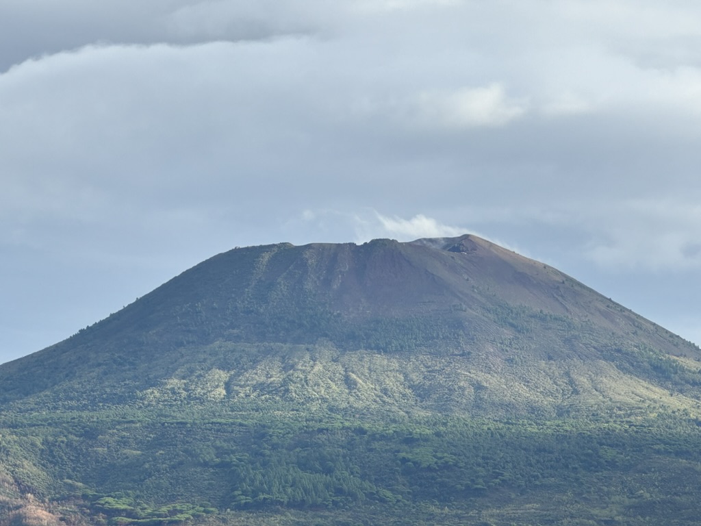 Il Vesuvio tra le nuvole