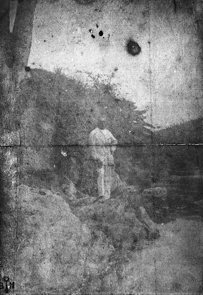 Figura presso una soglia d'acqua